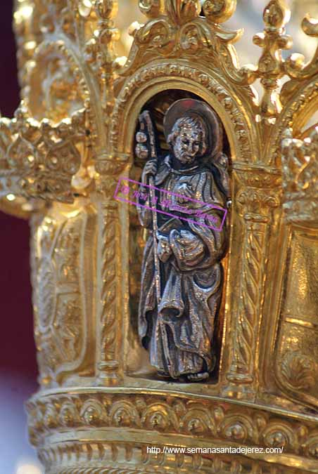 Hornacina con una imagen de Evangelista en el canasto de la Corona de Nuestra Madre y Señora de la Soledad