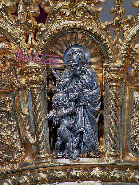 Hornacina con una imagen de Evangelista en el canasto de la Corona de Nuestra Madre y Se&ntilde;ora de la Soledad