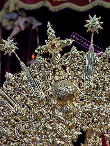 Cruz de pedrer&iacute;a en la r&aacute;faga de la Corona de Nuestra Madre y Se&ntilde;ora de la Soledad