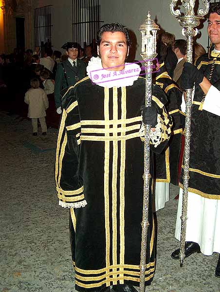 Pertiguero del cortejo de Misterio de la Hermandad de la Soledad