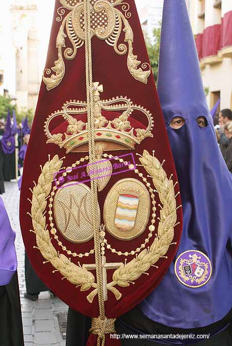 Estandarte de la Hermandad de Capataces y Costaleros en el cortejo de la Hermandad de la Soledad 