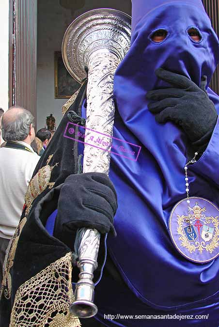 Nazareno con bocina de la Hermandad de la Soledad