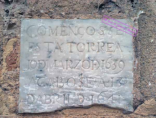 Iglesia de la Victoria (peque&ntilde;a placa con fechas de comienzo y finalizacion de la construcci&oacute;n de la Iglesia) (se encuentra al pie de la torre en la fachada de la puerta principal)