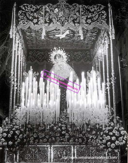 Nuestra Señora de la Piedad en su magnifico paso de palio por calle Por-Vera. Sábado Santo de 1978. (Foto: Diego Romero Favieri)