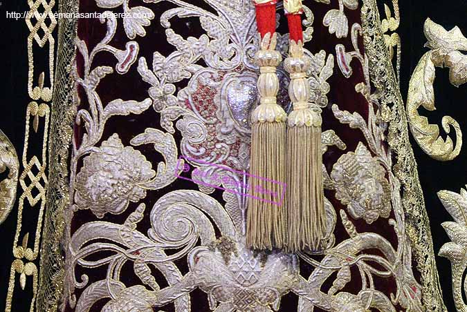 Detalle de los bordados de la saya de salida de Nuestra Señora de la Piedad