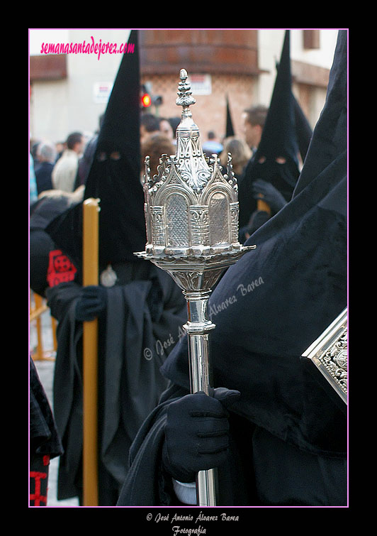 Pértiga del nazareno que porta el Libro de Reglas de la Hermandad del Santo Entierro
