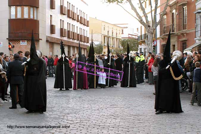 Nazarenos con bocinas de la Hermandad del Santo Entierro