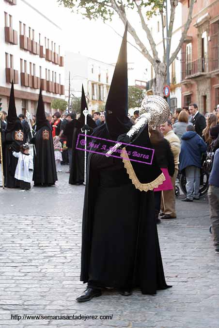 Nazareno con bocina de la Hermandad del Santo Entierro