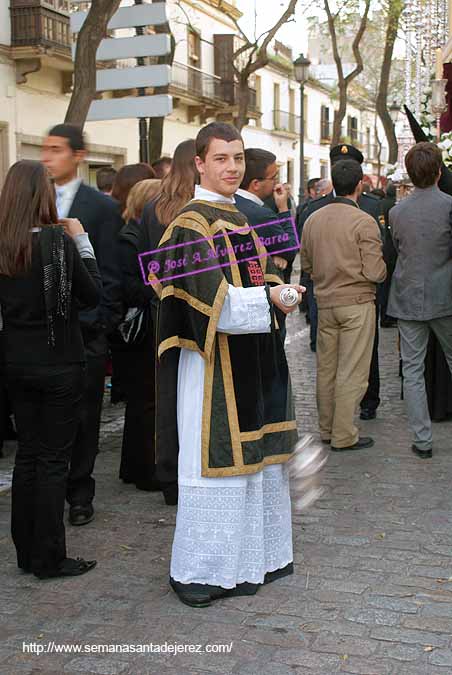 Ac&oacute;lito turiferario del paso de palio de la Hermandad del Santo Entierro