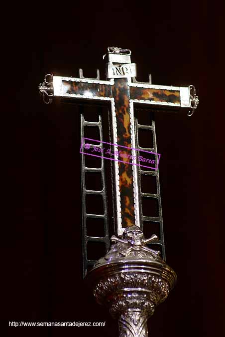 Cruz que remata el asta del Segundo Estandarte de la Hermandad del Santo Entierro