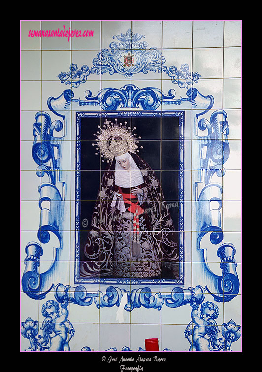 Retablo cerámico de Nuestra Señora de la Piedad (Real Capilla del Calvario)