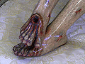 Detalle de los pies del Señor del Santo Entierro