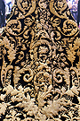 Detalle de los bordados del manto de salida de Nuestra Señora de la Piedad