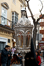 Nazareno con farol que acompaña a la Cruz de Guía de la Hermandad del Santo Entierro