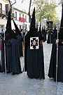 Nazareno que porta el Libro de Reglas de la Hermandad del Santo Entierro