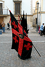 Nazareno que porta la Bandera del Señor de la Hermandad del Santo Entierro