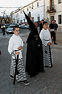 Nazareno portando el Libro de Difuntos, tras la Urna en la Hermandad del Santo Entierro