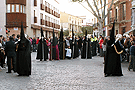 Nazarenos con bocinas de la Hermandad del Santo Entierro