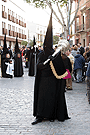 Nazareno con bocina de la Hermandad del Santo Entierro