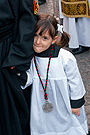 Pequeña acólita de la Hermandad del Santo Entierro