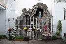 Roca con la Virgen de Lourdes (Real Capilla del Calvario) 