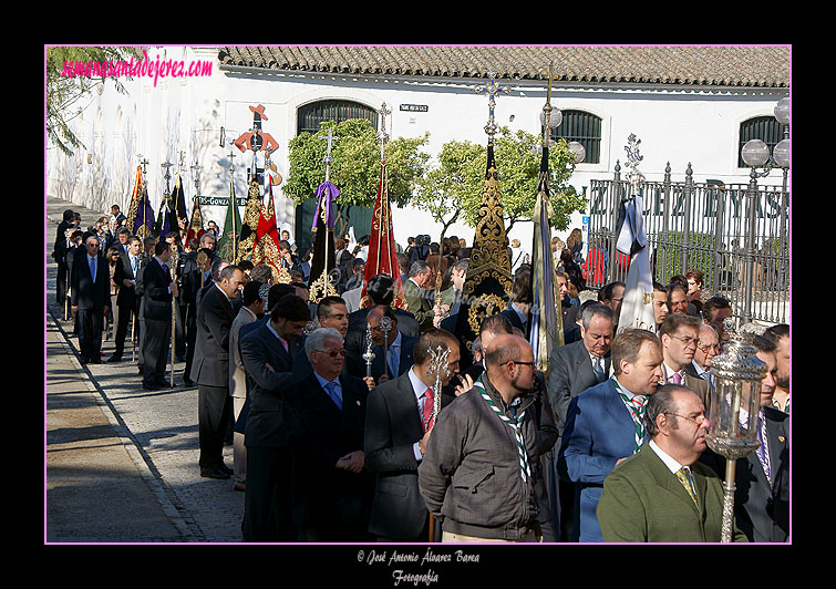 Representaciones de las Hermandades de la Ciudad con sus Estandartes en la Cofradía del Resucitado