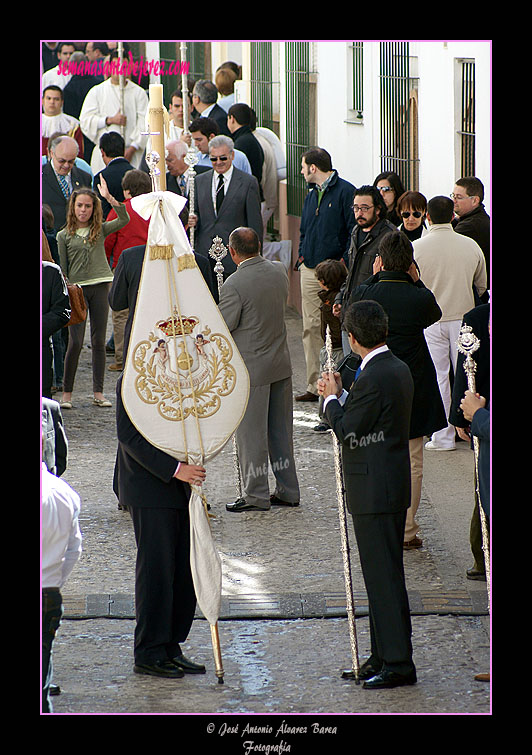 Hermano portando el Estandarte de la Hermandad de Cristo Resucitado