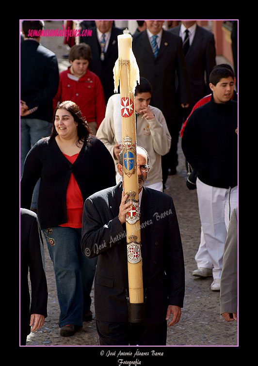 Hermano portando el Cirio Pascual de la Hermandad de Cristo Resucitado