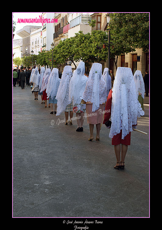 Mujeres con mantillas blancas de la Hermandad de Cristo Resucitado