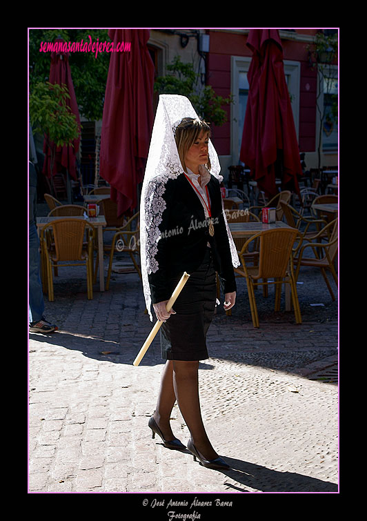 Mujer con mantilla blanca de la Hermandad de Cristo Resucitado