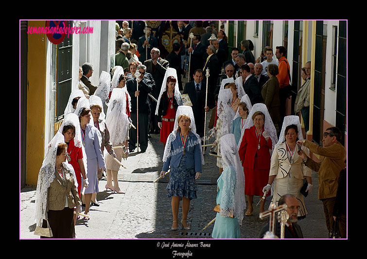 Mujeres con mantillas blancas de la Hermandad de Cristo Resucitado