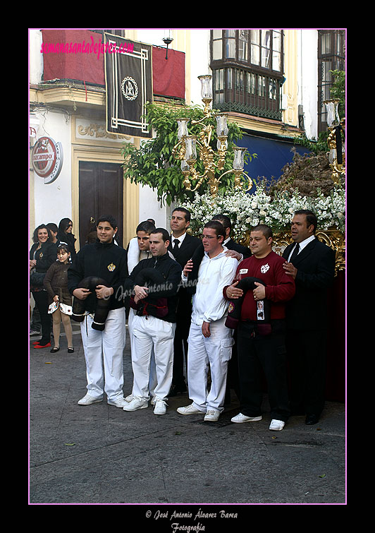 Capataces y algunos costaleros del Paso del Santísimo Cristo Resucitado
