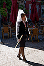 Mujer con mantilla blanca de la Hermandad de Cristo Resucitado