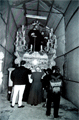 1999. Primera salida de la Hermandad de la Clemencia. Su director espiritual, D. Francisco González Cornejo dá la primera levantá. (Foto: Ángel Saez Lalana)