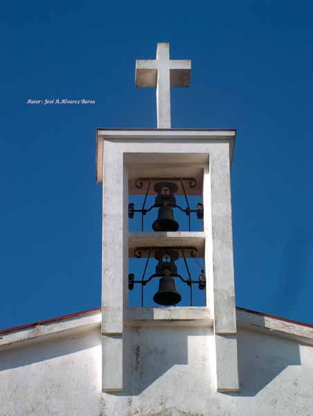 Detalle de la Cruz que corona el &aacute;bside de la Iglesia Parroquial de Nuestra Se&ntilde;ora de las Vi&ntilde;as