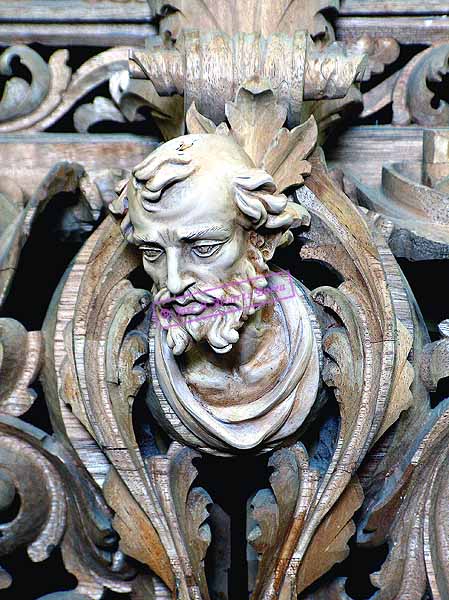 Detalle de cabecita de Apóstol en la canastilla del Paso de María Santísima del Consuelo antes de dorar