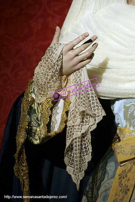 Pañuelo en la mano derecha de María Santísima del Consuelo
