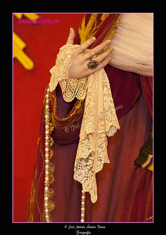 Pañuelo en la mano derecha de María Santísima del Consuelo