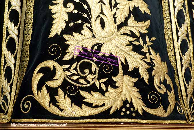 Detalle de los bordados de la saya de María Santísima del Consuelo