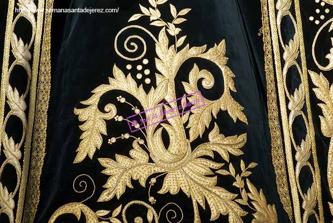 Detalle de los bordados de la saya de María Santísima del Consuelo