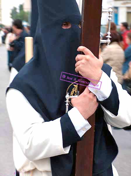 Nazareno que porta la Cruz de Guía de la Hermandad del Consuelo