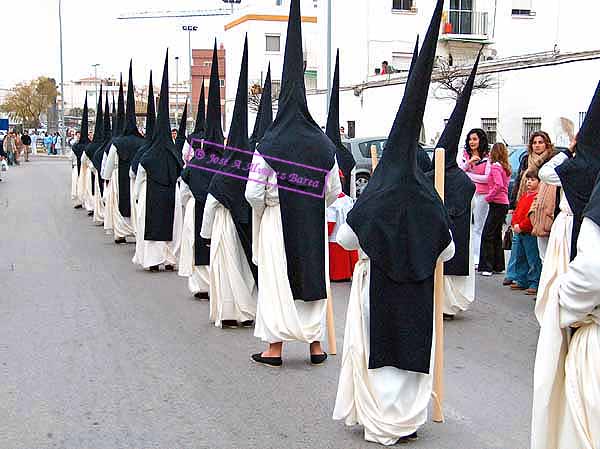 Nazarenos del cortejo de la Hermandad del Consuelo 