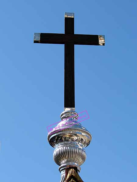 Cruz que remata el asta del Banderín de Santa Angela de la Cruz de la Hermandad del Consuelo