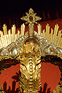 Cruz que remata la corona de camarin de María Santísima del Consuelo