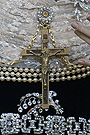 Cruz pectoral que perteneció a Santa Angela de la Cruz en el pecho de María Santísima del Consuelo