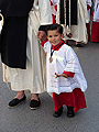 Pequeño monaguillo de la mano del Diputado de Cruz de Guía de la Hermandad del Consuelo