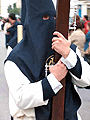 Nazareno portando la Cruz de Guía de la Hermandad del Consuelo