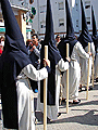 Nazarenos del cortejo de la Hermandad del Consuelo