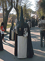 Nazareno que porta el Libro de Reglas de la Hermandad de la Redención