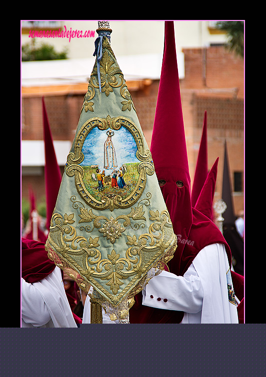 Nazareno portando el Banderin de la Aparicion de la Virgen en Fátima de la Hermandad de la Paz